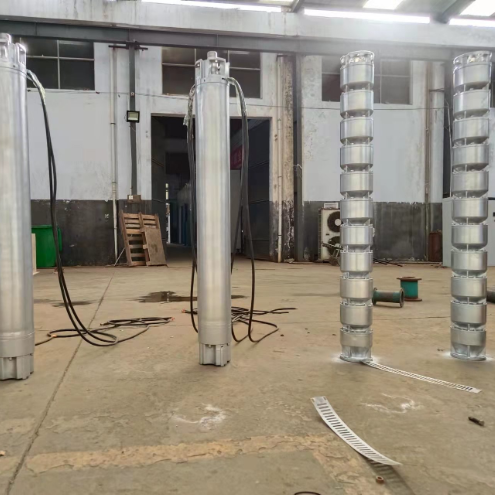 Pompa sommersa in acciaio inossidabile da 140 kW con prevalenza di 220 m e portata di 136 m³/h per applicazioni in pozzi profondi
